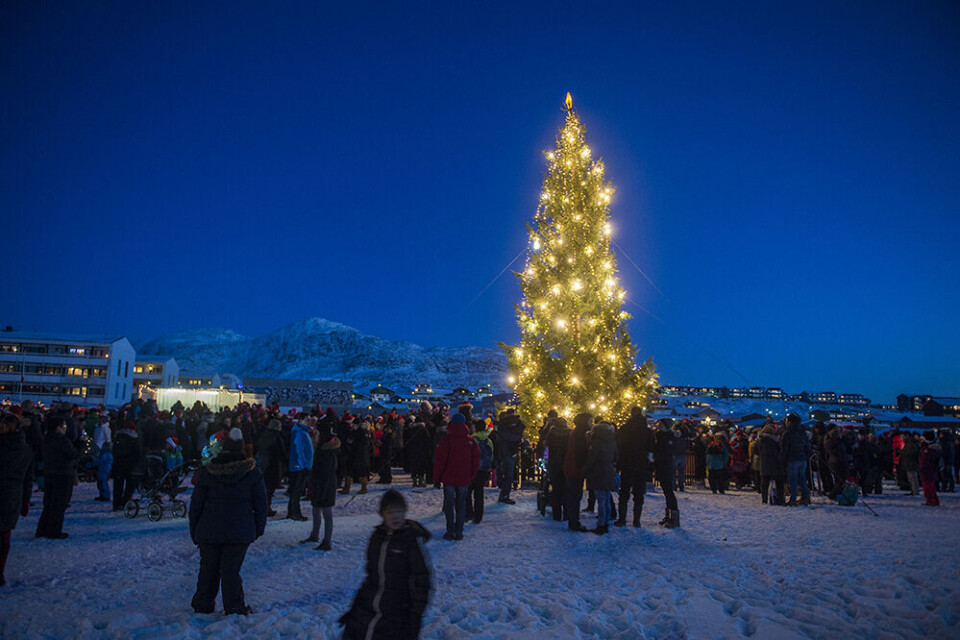 I Nuuk blev juletræet tændt som planlagt i år, men helt så nemt gik det ikke i Sisimiut.