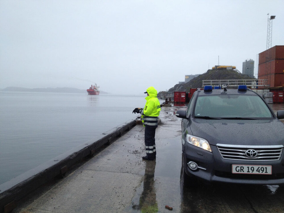 Politiet ventede onsdag morgen på Naja Arctica Nuuk PolitiDykkere fra inspektionsfartøjet Ejner Mikkelsen undersøger skroget på Naja Arctica Nuuk PolitiPolitiet ventede onsdag morgen på Naja Arctica Nuuk PolitiDykkere fra inspektionsfartøjet Ejner Mikkelsen undersøger skroget på Naja Arctica Nuuk PolitiPolitiet ventede onsdag morgen på Naja Arctica Nuuk PolitiDykkere fra inspektionsfartøjet Ejner Mikkelsen undersøger skroget på Naja Arctica Nuuk Politi
