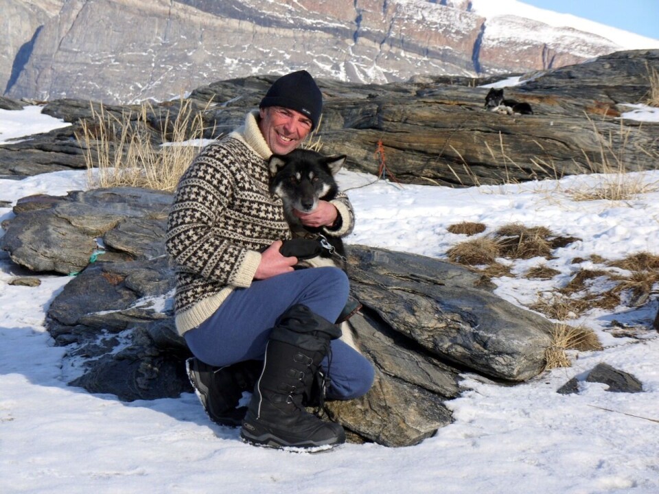 Pierre André Auzias, med sin tæve Teriaq, som nu venter på sin ”far” i Uummannaq