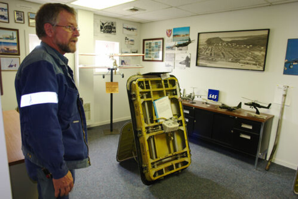 Her står Jens Peter Nielsen, også kaldet IP, ved en dør. Døren stammer fra det B-52-fly der styrtede ned et godt stykke fra basen. Jens Peter Nielsen og Jens Thomsen driver base-museet på frivilligt basis. På museet kan man blandt andet se telefoner fra gammel tid. Her står Jens Peter Nielsen, også kaldet IP, ved en dør. Døren stammer fra det B-52-fly der styrtede ned et godt stykke fra basen. Jens Peter Nielsen og Jens Thomsen driver base-museet på frivilligt basis. På museet kan man blandt andet se telefoner fra gammel tid. Her står Jens Peter Nielsen, også kaldet IP, ved en dør. Døren stammer fra det B-52-fly der styrtede ned et godt stykke fra basen.