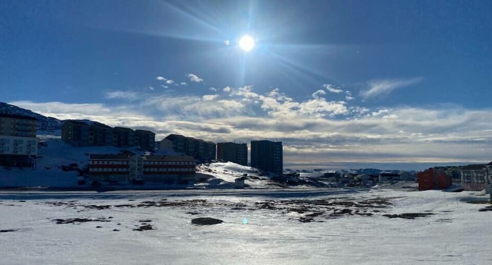 Høj sol og plusgrader kunne borgere i Nuuk nyde. Lørdag blev der målt rekordhøje temperaturer i hovedstaden.