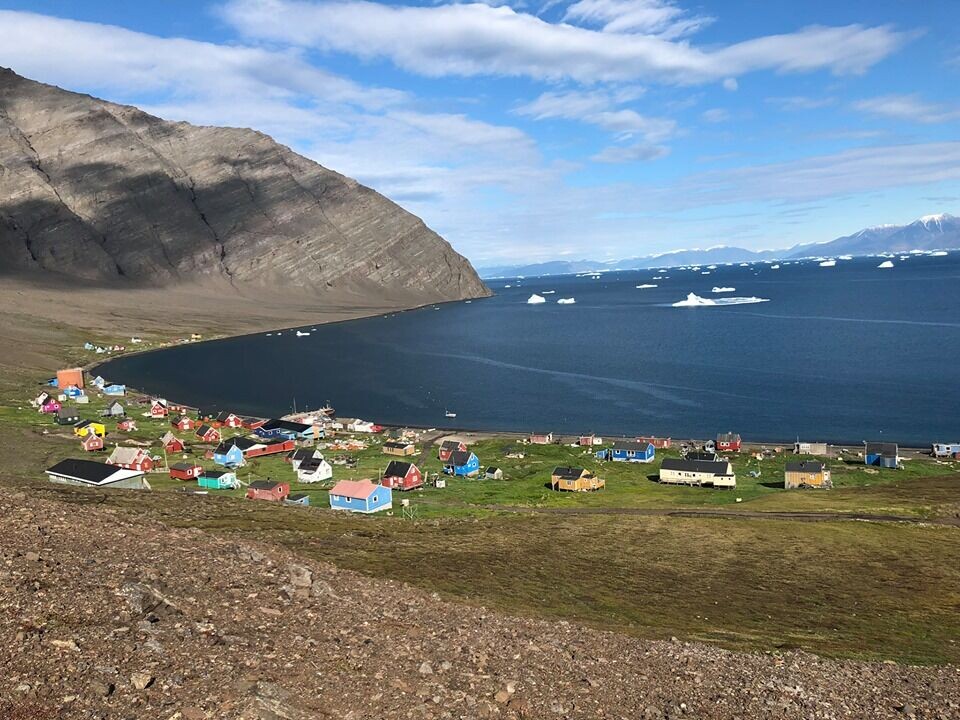 Borgerne fra illorsuit ønsker fortsat at komme tilbage til deres hjem. Men der er stor fare for fjeldskred og tsunamier i området, viser undersøgelser.