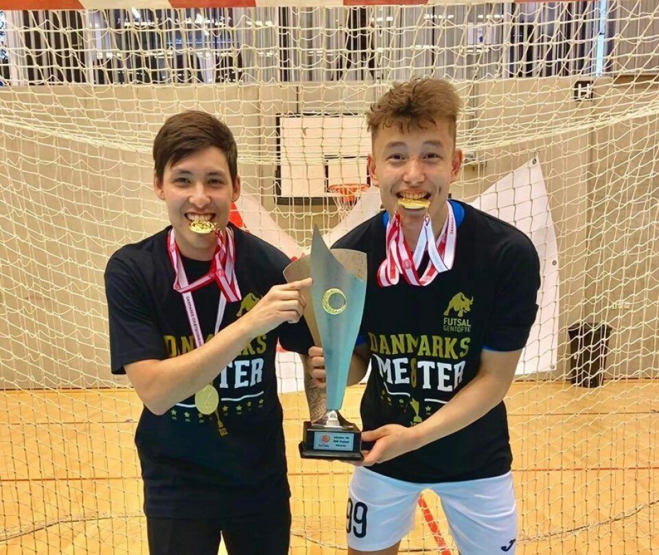 Niklas Thorleifsens (tv.) og William Gantzhorns (th.) danske klub, JB Futsal Gentofte, er danske mestre i futsal