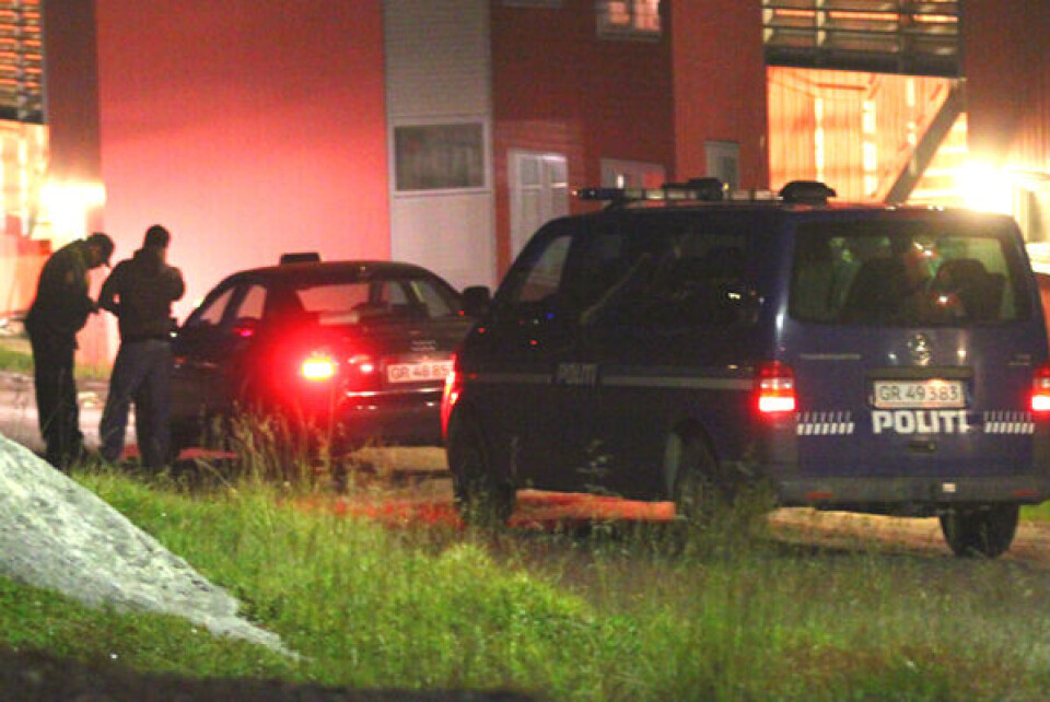Taxa smuttere skal betragtes som 'butikstyve' mener taxabranchen. Foto: Benny Kokholm Politiet tjekkede i nattens løb også bilisterne om de havde drukket for meget. Foto: Benny Kokholm TV2 filmhold, der følger det grønlandske politi, fik også travlt natten til lørdag, da politiet fik travlt. Foto: Benny Kokholm Politiet måtte tilkalde ambulance til sårede slagsbrødre uden for Mutten. Foto: Benny Kokholm Containerbrand i Entreprenørdalen blev hurtig slukket. Foto: Benny Kokholm Taxa smuttere skal betragtes som 'butikstyve' mener taxabranchen. Foto: Benny Kokholm Politiet tjekkede i nattens løb også bilisterne om de havde drukket for meget. Foto: Benny Kokholm TV2 filmhold, der følger det grønlandske politi, fik også travlt natten til lørdag, da politiet fik travlt. Foto: Benny Kokholm Politiet måtte tilkalde ambulance til sårede slagsbrødre uden for Mutten. Foto: Benny Kokholm Containerbrand i Entreprenørdalen blev hurtig slukket. Foto: Benny Kokholm Taxa smuttere skal betragtes som 'butikstyve' mener taxabranchen. Foto: Benny Kokholm