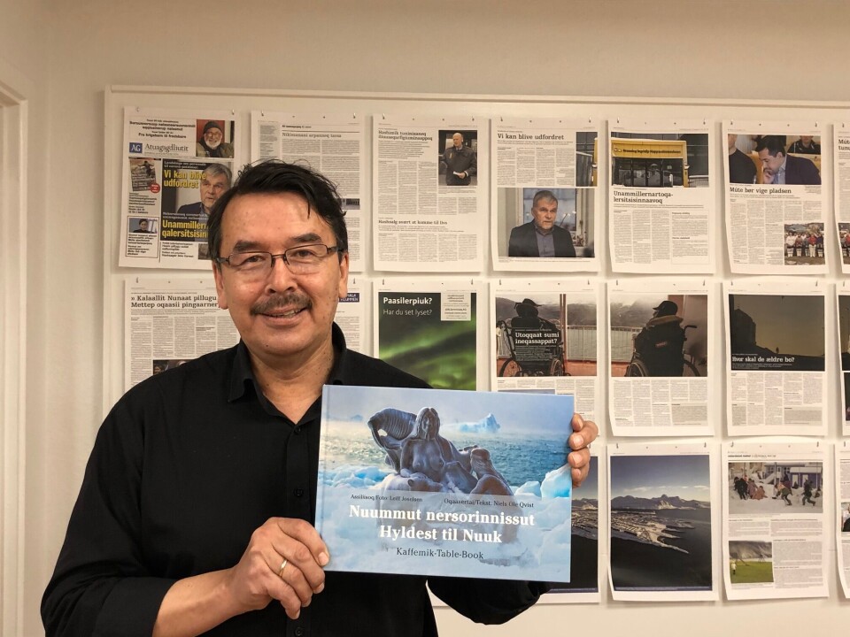 Leiff Josefsen med fotobogen 'Hyldest til Nuuk'.