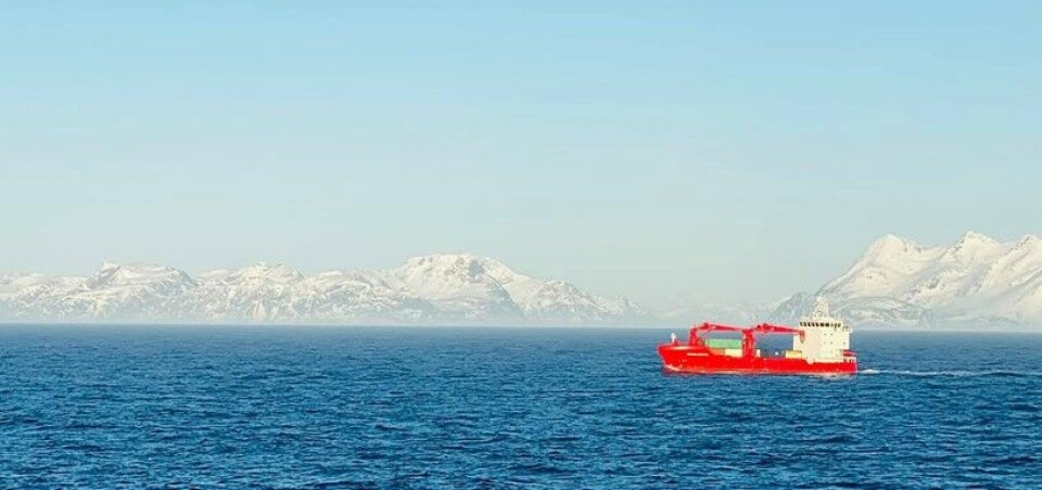 De omkring 450 borgere må væbne sig med tålmodighed for at få friske forsyninger til butikkerne. Vejret og isforholdene fohindrer nemlig RAL at ankomme til Kullorsuaq. Siuana Arctica vil igen forsøge at komme i havn torsdag