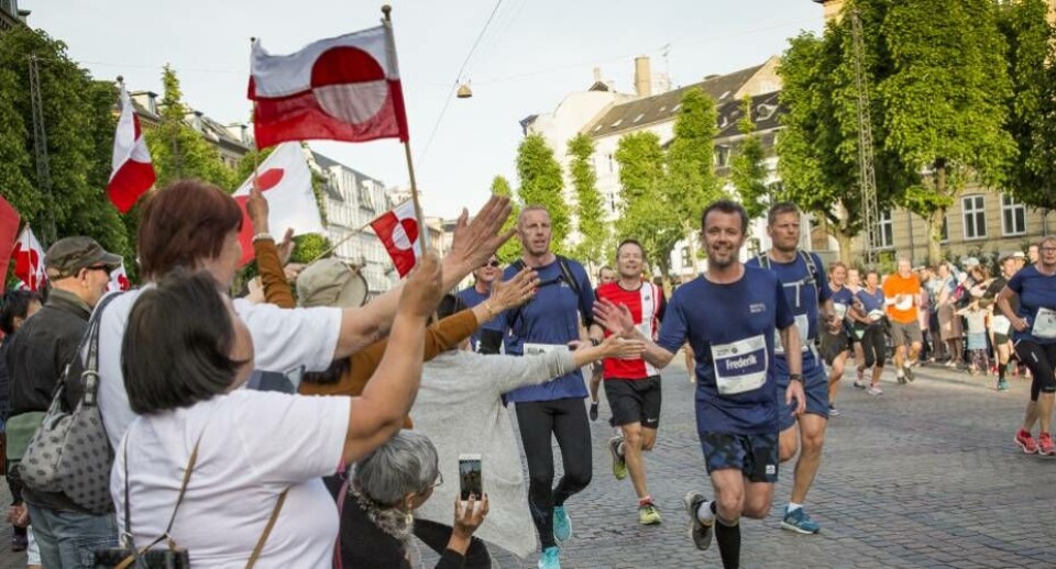 Der var grønlandsk opbakning, da kronprinsen for to år siden løb i København (sidste år var han forhindret på grund af en skade). I år vil der helt sikkert være mange flere grønlandske flag til at hilse på ham.