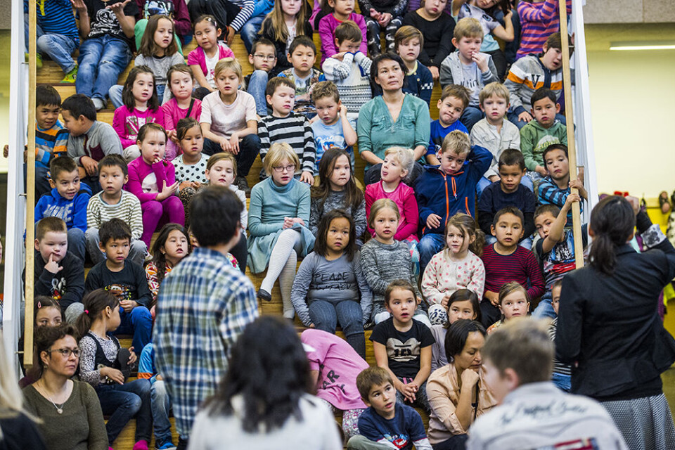 Skolebestyrelsen i Atuarfik Hans Lynge føler sig magtesløse. Det går i sidste ende ud over børnenes karakterer, når lærermanglen udfyldes med overbelastede lærere og vikarer, mener formand for skolebestyrelsen.