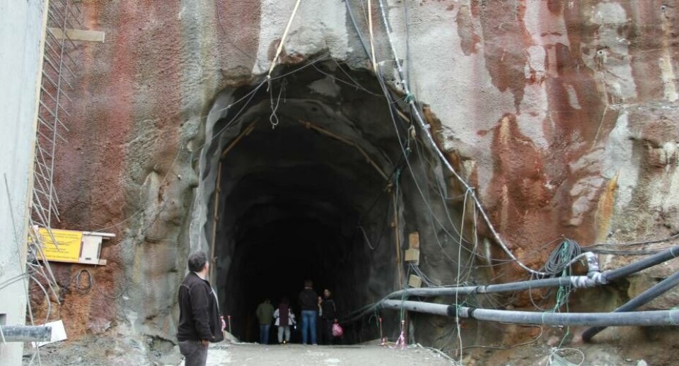 Tunnelindgangen til Paakitsoq-vandkraftværket. Billedet er fra et åbent hus-arrangement i 2012 Bendt KristiansenUdsigt over portalbygningen til vandkraftværket i Paakitsoq NukissiorfiitTunnelindgangen til Paakitsoq-vandkraftværket. Billedet er fra et åbent hus-arrangement i 2012 Bendt KristiansenUdsigt over portalbygningen til vandkraftværket i Paakitsoq NukissiorfiitTunnelindgangen til Paakitsoq-vandkraftværket. Billedet er fra et åbent hus-arrangement i 2012 Bendt KristiansenUdsigt over portalbygningen til vandkraftværket i Paakitsoq Nukissiorfiit