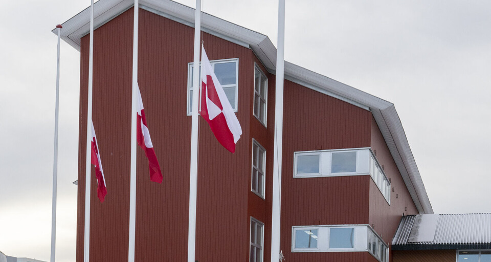 Flagene er på halvt i dag, for i natten mellem torsdag og fredag afgik en af Grønlands store sønner, Jakob Janussen ved døden. Han Blev 81 år.