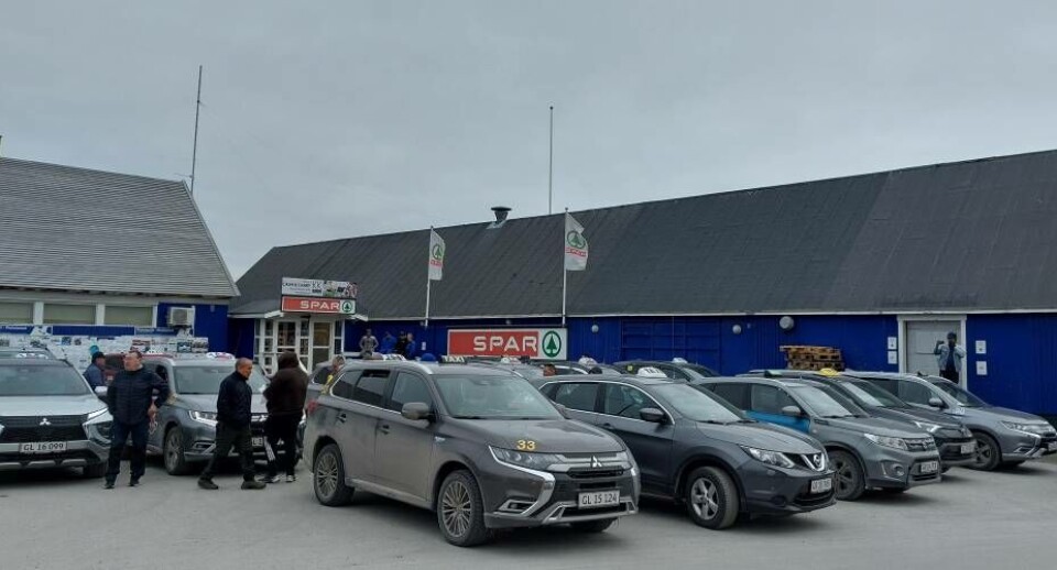 Kommunalbestyrelsens beslutning om, at udvide byens taxaflåde fra 35 til 50 hyrevogne forud for ibrugtagning af den nye atlantlufthavn i Ilulissat, fik taxa-ejere og chauffører til at afholde en større demonstration imod beslutningen i maj.