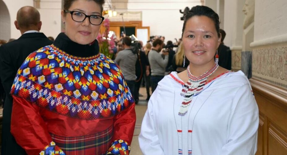 Begge grønlandske folketingsmedlemmer bar nationaldragter, da Folketinget blev åbnet med statsministerens tale. – Det er en god tale med konkrete eksempler, sagde IA’ Sara Olsvig og Siumuts Doris Jakobsen. Foto: Arktis Media
