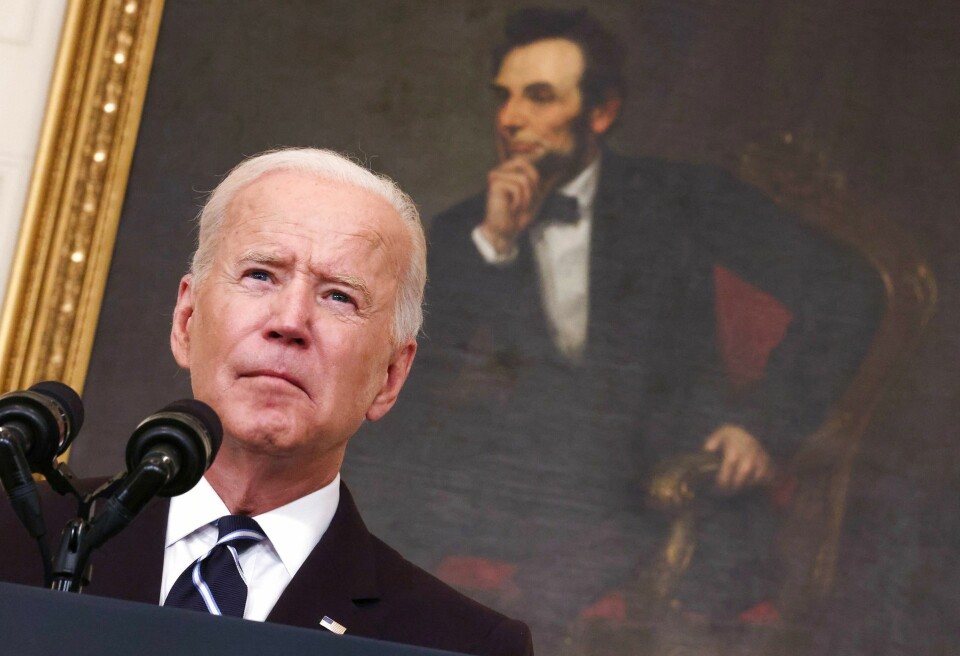 - Vi har været tålmodige, men vores tålmodighed er ved at være opbrugt. Jeres afvisning (af at blive vaccineret) har kostet os alle, siger præsident Joe Biden ifølge AP.