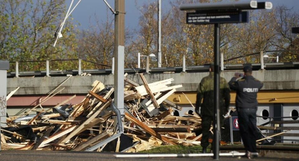 På Lyngby Station tirsdag morgen, efter at stormen havde revet et tag af en bygning og ødelagt S-togenes køreledninger. Den voldsomme efterårsstorm, som mandag blæste ind over Danmark, har ramt nogle landsdele hårdt, mens andre er sluppet billigt uden større problemer