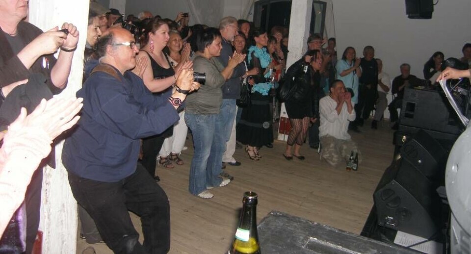 Hvor bredt Sumé rammer, ses tydeligt af publikum, der fredag aften udgjordes af alt fra teenagere til folk på alder med Sermitsiaq’s udsendte - og bandets medlemmer. Foto: Finn Jørn Jakobsen Sume gav koncert på Bryggen fredag aften, de spiller igen i aften samme sted. Alt er udsolgt. Foto: Finn Jørn Jakobsen Spilleglæden er intakt - her et genrefoto fra København. Foto: Rosa Thorsen Per Berthelsen med sin guitar. Vi vil gerne spille i andre byer, sagde han inden han gik på scenen fredag aften. Foto: Finn Jørn Jakobsen Hvor bredt Sumé rammer, ses tydeligt af publikum, der fredag aften udgjordes af alt fra teenagere til folk på alder med Sermitsiaq’s udsendte - og bandets medlemmer. Foto: Finn Jørn Jakobsen Sume gav koncert på Bryggen fredag aften, de spiller igen i aften samme sted. Alt er udsolgt. Foto: Finn Jørn Jakobsen Spilleglæden er intakt - her et genrefoto fra København. Foto: Rosa Thorsen Per Berthelsen med sin guitar. Vi vil gerne spille i andre byer, sagde han inden han gik på scenen fredag aften. Foto: Finn Jørn Jakobsen
