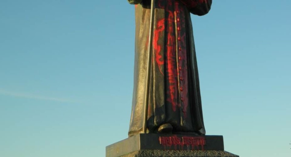 Foto: Iben Johanne Lund Børge Det er især gået ud over Hans Egedes ansigt, præstekrave og hænder. Foto: Iben Johanne Lund Børge Hans Egede-statuen i Kolonihavnen i Nuuk er blevet overhældt med rød maling og har fået tilføjet ”666”. Foto: Iben Johanne Lund Børge Den almene forståelse for 666 er forbundet med noget antikristent – måske ligefrem satanistisk. Foto: Iben Johanne Lund Børge Foto: Iben Johanne Lund Børge Det er især gået ud over Hans Egedes ansigt, præstekrave og hænder. Foto: Iben Johanne Lund Børge Hans Egede-statuen i Kolonihavnen i Nuuk er blevet overhældt med rød maling og har fået tilføjet ”666”. Foto: Iben Johanne Lund Børge Den almene forståelse for 666 er forbundet med noget antikristent – måske ligefrem satanistisk. Foto: Iben Johanne Lund Børge