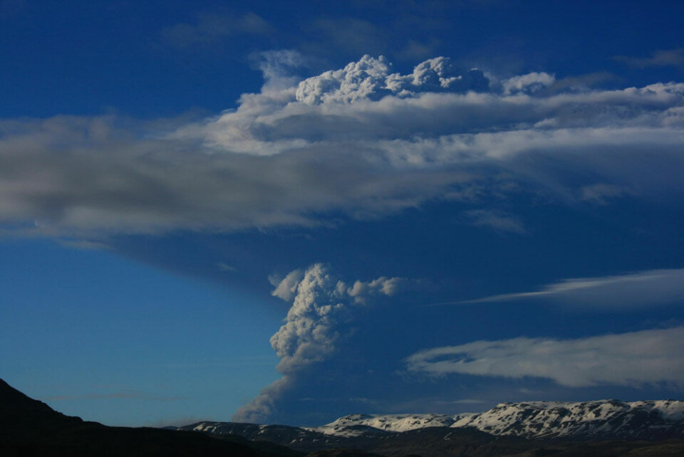Islands meteorologiske institut siger, at røgskyen søndag faldt til en højde på 10 til 15 kilometer mod en højde på 25 kilometer lørdag. Polfoto/AP/Halldora Kristen Unnarsdottir