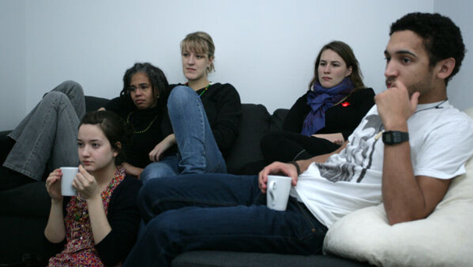 Ruth Montgomery-Andersen i hjørnet af sofaen, med søn ogvenner under Obamas edsaflæggelse. Foto Jørgen Chemnitz