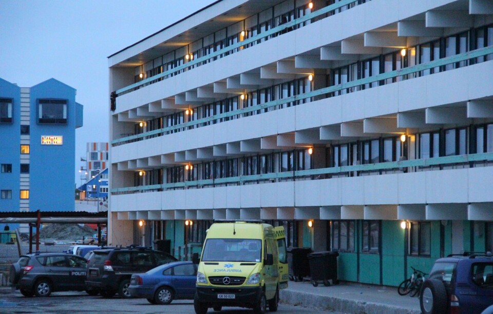 Blok 5 i Nuuk ligger tæt på Hotel Hans Egede, som ses lige i baggrunden. Politiet ankom med fuld udrykning til blokken på Store Slette lidt før klokken 03.00 natten til torsdag, hvorefter betjentene hastede op på 3. sal for derefter ret hurtigt at eskortere den nu sigtede mand til en patruljevogn