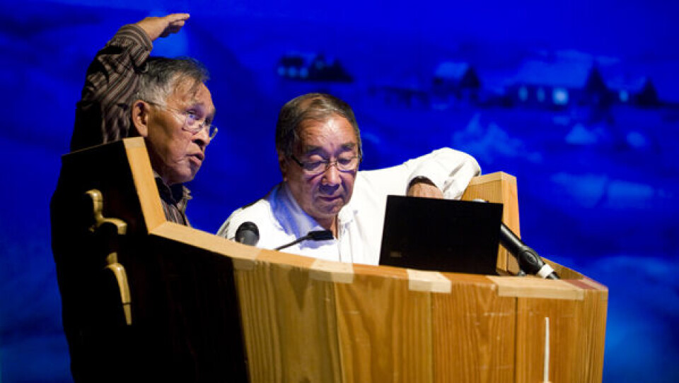 Lars Jeremiassen og Hans Jensen fortalte om isen i Qaanaaq mens smukke billeder kørte i baggrunden. Foto: Leiff Josefsen