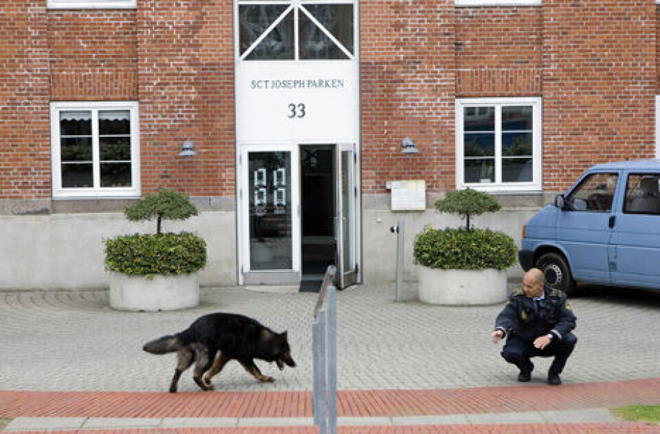 Maj 2007: Politiet leder efter spor udenfor den myrdede Gerda Møllers bolig.