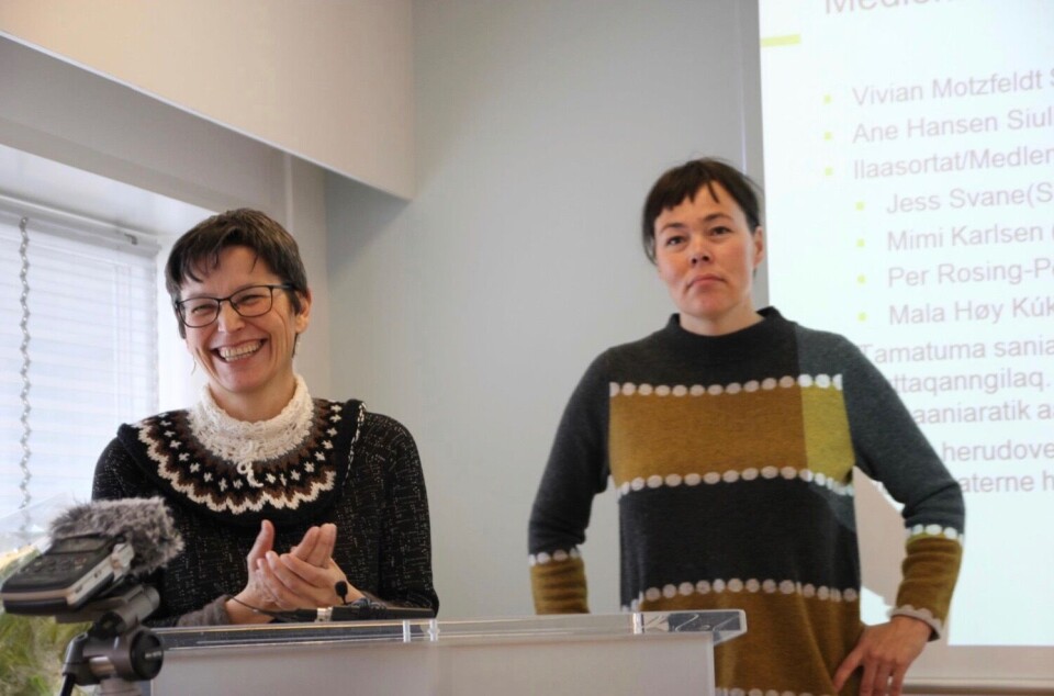 Noget tyder på at disse to kvinder ikke er i sync, hvad angår arbejdet med Forfatningskommissionen. Vivian Motzfeldt (til højre) nægter at gå i gang med forfatningsarbejdet, som Suka K. Frederiksen (til venstre) har krævet.