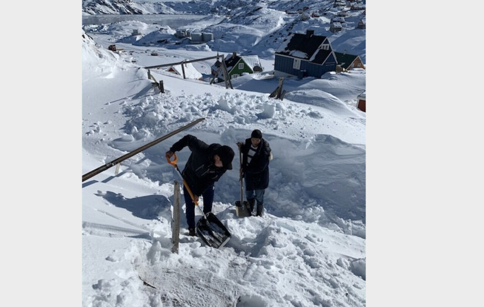 Nogle af de unge, der var på uddannelsesophold i Grennessminde i Taastrup i 2019 hjælper her med at skovle sne foran s hus i Tasiilaq Siu Tsiu