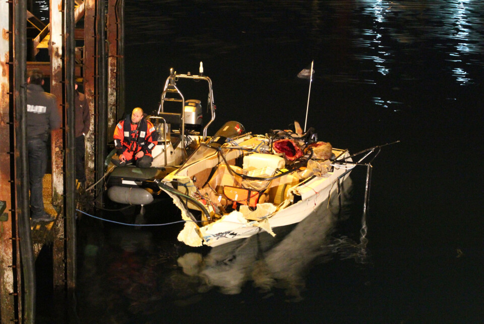 Politiet rykkede lørdag nat ud til en bådeulykke i Nuuk havn. Foto: Benny Kokholm Den påsejlede båd havde korrekt lysføring, bagbord-styrbord og top-lanterne. Foto: Benny Kokholm En rensdyr-jagt endte uheldigt for to mænd lørdag nat. Foto: Benny Kokholm Politiet rykkede lørdag nat ud til en bådeulykke i Nuuk havn. Foto: Benny Kokholm Den påsejlede båd havde korrekt lysføring, bagbord-styrbord og top-lanterne. Foto: Benny Kokholm En rensdyr-jagt endte uheldigt for to mænd lørdag nat. Foto: Benny Kokholm Politiet rykkede lørdag nat ud til en bådeulykke i Nuuk havn. Foto: Benny Kokholm