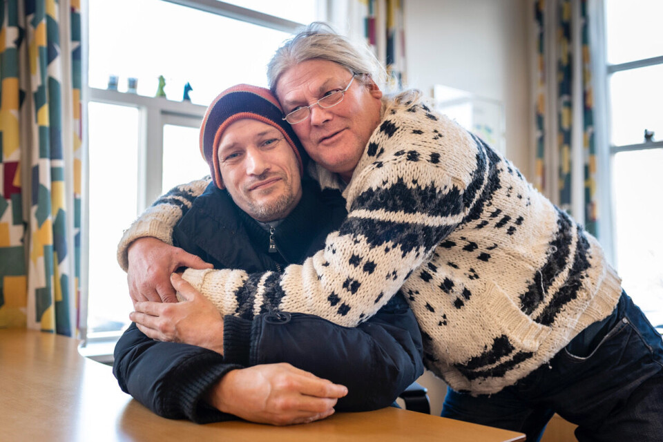 Michael Espensen (th) sammen med en af de frivillige fra Morgencaféen