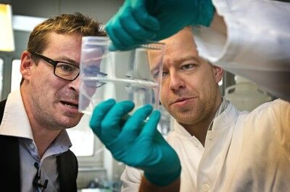 Til venstre Eske Willerslev - i sine yngre dage pelsjæger i Sibirien - er leder af dna-centret, der skal bibringe ny viden om fortidens dyrearter og menneskeracer. Foto: Jens Dresling/Polfoto