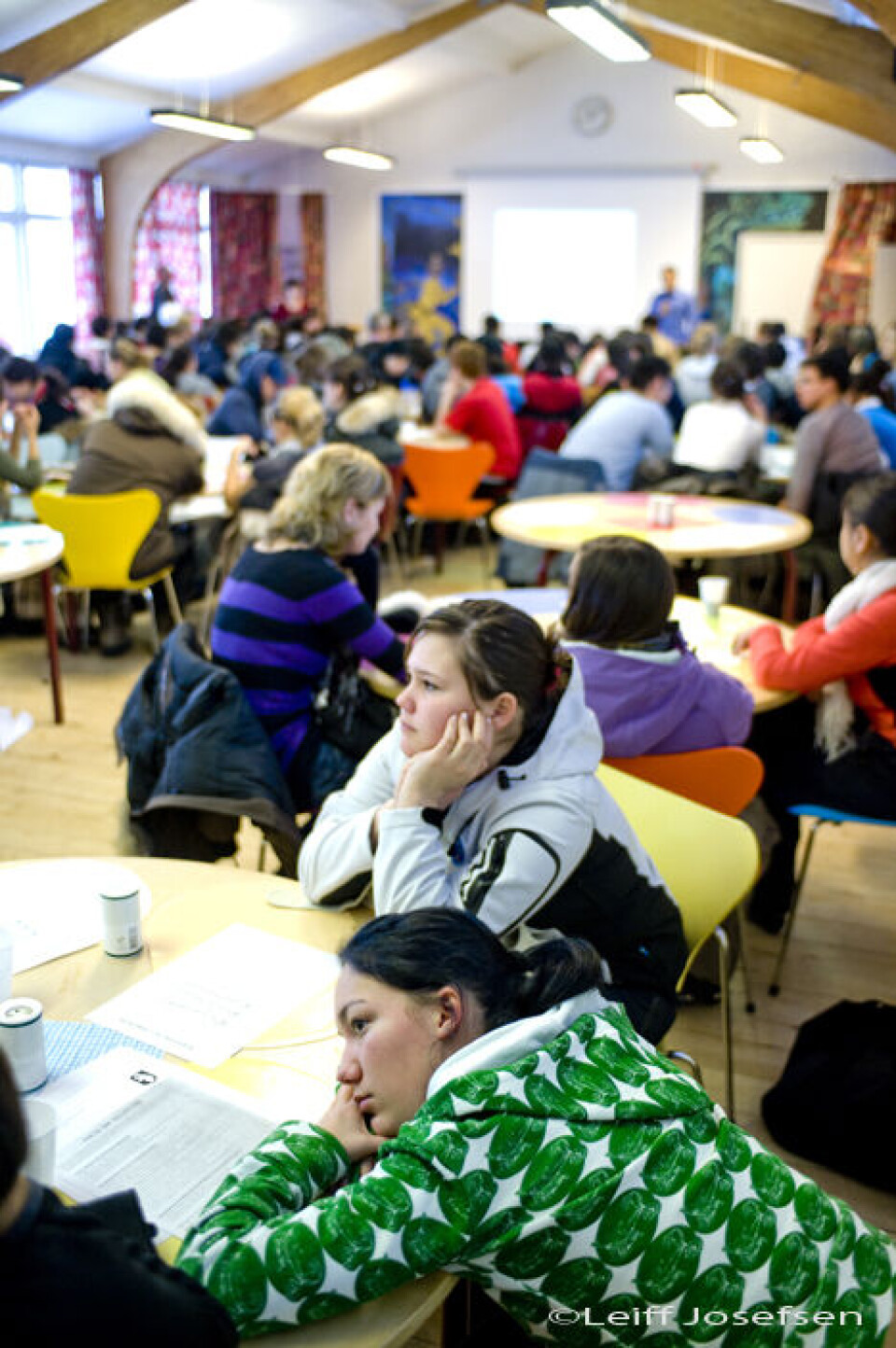Foredraget om selvstyre interesserede ikke de unge, som begyndte at gå under foredraget. Sermitsiaq.AG/arkivAfdelingschef Mininnguaq Kleist fra Hjemmestyrets selvstyrekontor holdt foredraget. Ca. 120 elever mødte op til foredraget om selvstyre. Foredraget om selvstyre interesserede ikke de unge, som begyndte at gå under foredraget. Sermitsiaq.AG/arkivAfdelingschef Mininnguaq Kleist fra Hjemmestyrets selvstyrekontor holdt foredraget. Ca. 120 elever mødte op til foredraget om selvstyre. Foredraget om selvstyre interesserede ikke de unge, som begyndte at gå under foredraget. Sermitsiaq.AG/arkiv