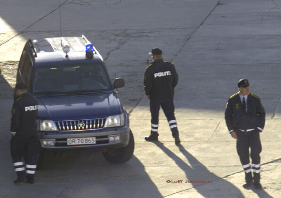 Politiet i Paamiut jagter i nat en mand, som i aftes skød mod en politiassistent. Foto er fra en anden situation: Leiff Josefsen