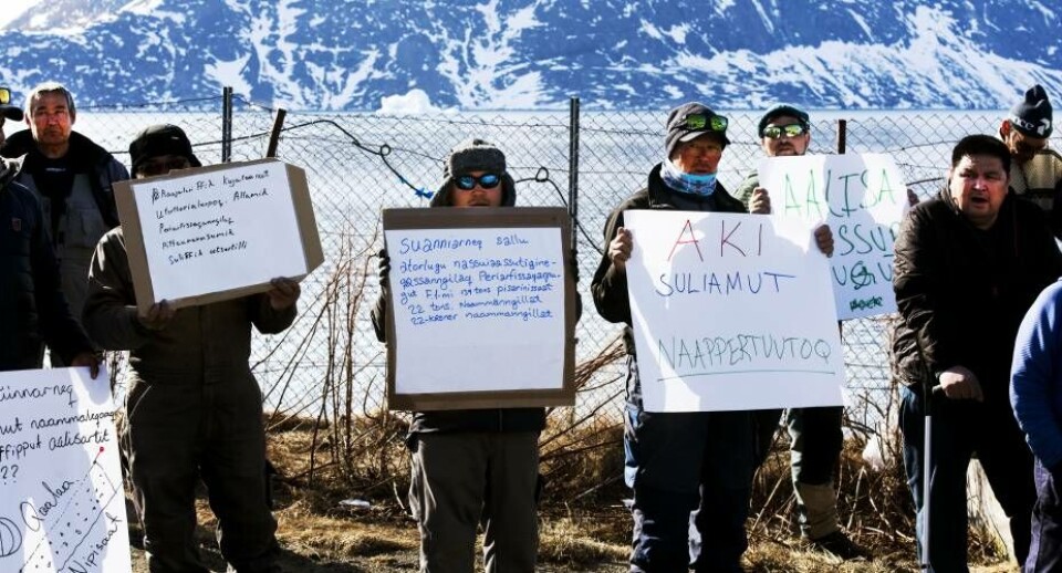 Demonstrerende fiskere foran Royal Greenland i Narsaq. John Rasmussen John RasmussenOver 15 fiskere fra Qaqortoq sejlede til Narsaq for at demonstrer mod Royal Greenlands priser. Fiskernes demonstration startede klokken 10.00 over hele landet, mens der også vil være demonstration i Qaqortoq klokken 14.00. Nina-Vivi Møller Andersen / Sermitsiaq.AGFormanden for QAPP, Jens Peter Kielsen, Brugte store ord om Royal Greenland, under dagens demonstration. John RasmussenDemonstrerende fiskere foran Royal Greenland i Narsaq. John Rasmussen John RasmussenOver 15 fiskere fra Qaqortoq sejlede til Narsaq for at demonstrer mod Royal Greenlands priser. Fiskernes demonstration startede klokken 10.00 over hele landet, mens der også vil være demonstration i Qaqortoq klokken 14.00. Nina-Vivi Møller Andersen / Sermitsiaq.AGFormanden for QAPP, Jens Peter Kielsen, Brugte store ord om Royal Greenland, under dagens demonstration. John Rasmussen