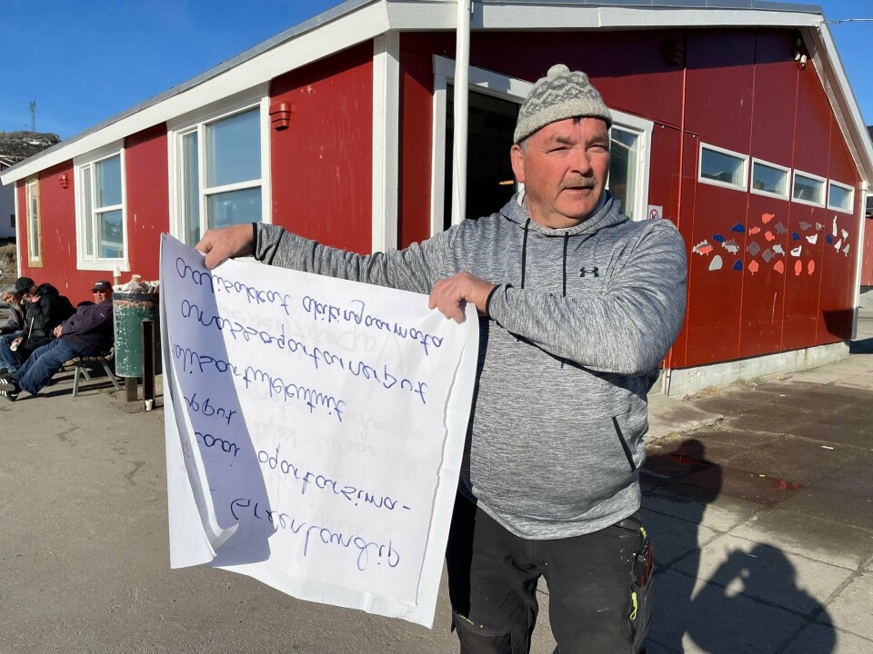 Jens-Peter Kielsen gøre sig klar til at sejle til Narsaq for at demonstrer.
