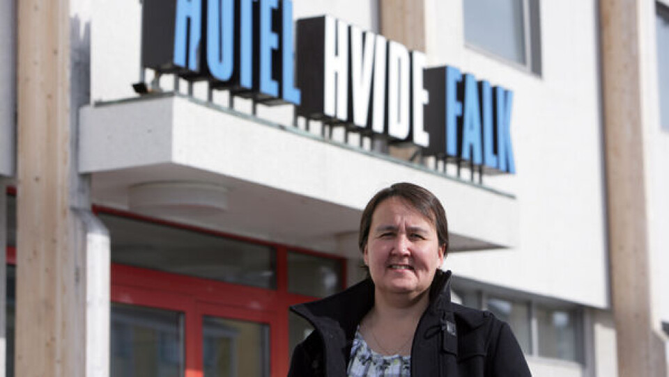 Afbud fra rejsebureauerne tikker ind til direktør Tuuta L. Knudsen, Hotel Hvide Falk. (Foto: Jørgen Chemnitz.)