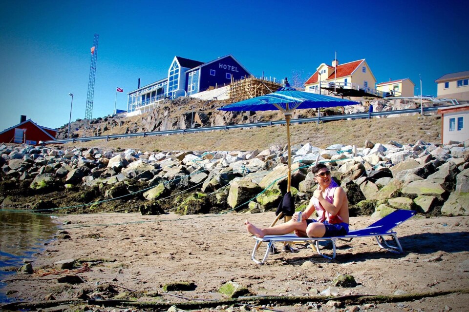 Et par initiativrige ungersvende lavede et opsat sommerfoto, da temperaturerne var usædvanligt høje på vor breddegrader.