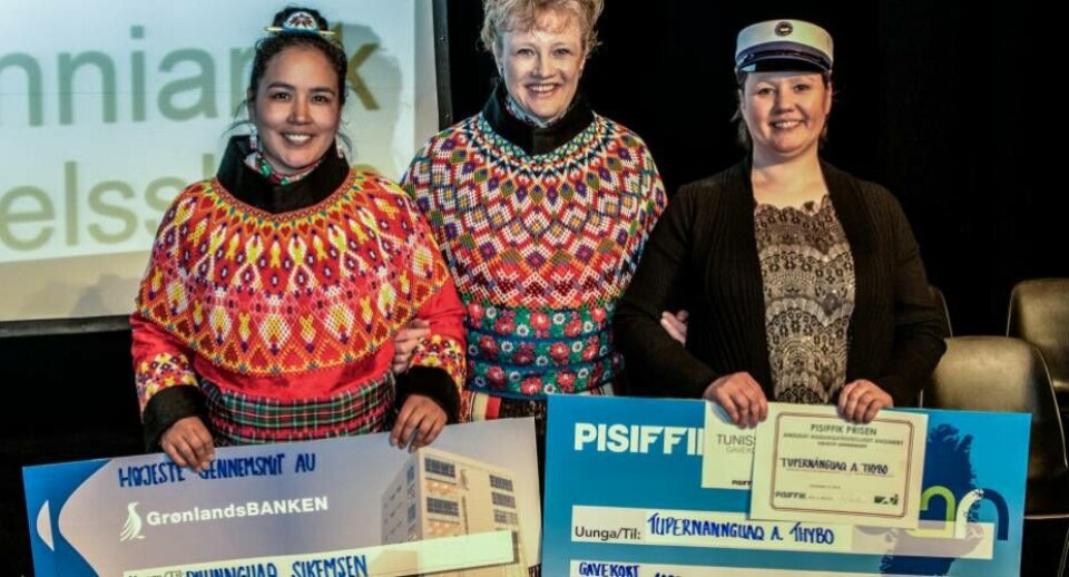 I midten ses en stolt forstander fra Grønlands Handelsskole, Christel Lund Bøjler, samt Tupernannguaq Absalonsen og Pilunnguaq Sikemsen med deres store gavechecks