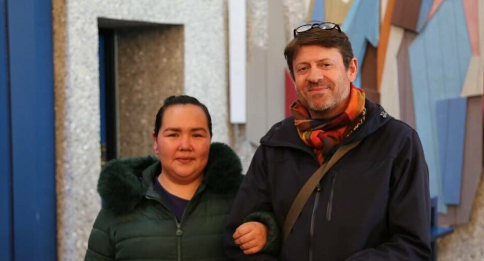 Eva Martinsen og Povl Götke foran alteret i Vollsmose Kirke.