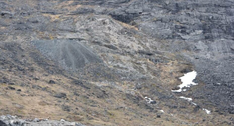 I tillægsaftalen mellem Naalakkersuisut og Greenland Minerals underskrevet i april 2012 fremgår det, at såfremt Greenland Minerals ansøger om en tilladelse til udnyttelse af radioaktive grundstoffer, kanNaalakkersuisut frit og uden nogen grund afvise ansøgningen. Greenland Minerals har ikke ville forholde sig til tillægsaftalen, men aftalen spiller en væsentlig rolle i Naalakkersuisuts afslag til selskabet frajuni 2023.