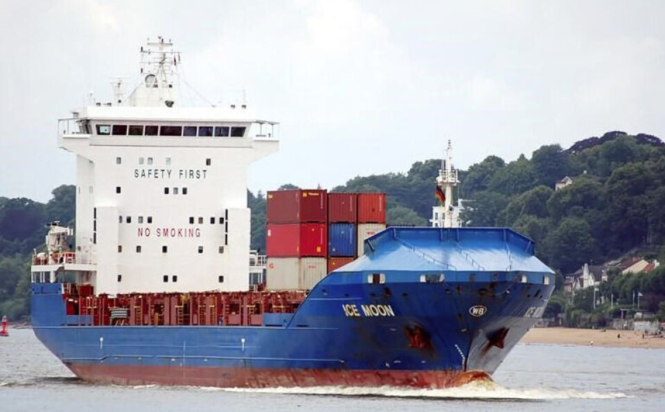 Ice Moon er lastet med FCL containere med tungt materiel, men da skibet ikke har sine egne kraner skal de to nye mobile kraner på det nye havn i Nuuk benyttes for første gang til losning og lastning af skibet,