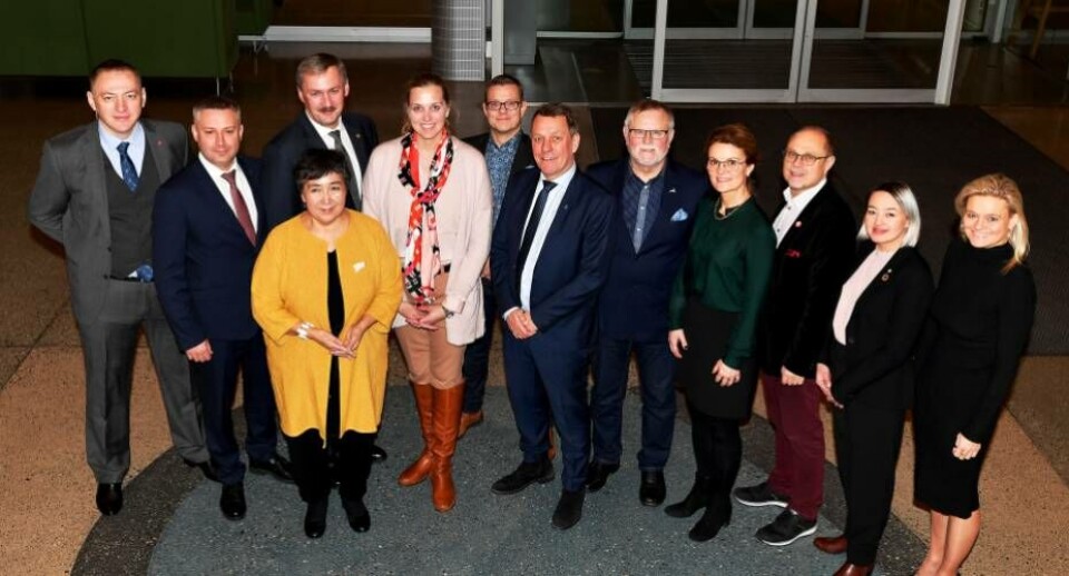 I alt 12 borgmestre fra de arktiske lande mødtes i Tromsø i slutningen af sidste måned. Det er fra venstre: Oleg Belak, Naryan-Mar (RU), Igor Skubenko, Severodvinsk (RU), Igor Godzish, Arkhangelsk (RU), Ane Hansen, Kommune Qeqertalik (KAL), Asthildur Sturludottir, Akureyri (IS), Anders Josefsson, Luleå (SE), Gunnar Wilhelmsen, Tromsø (NO), Esko Lotvonen. Rovaniemi (FI), Cathrin Alenskar, Umeå (SE), Ari Heihhinen, Oulu (FI), Charlotte Ludvigsen, Kommuneqarfik Sermersooq (KAL) aamma/og Annika Olsen, Thorshavn (FO).