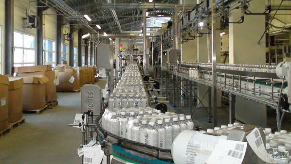 938-kildevand på samlebåndet på Greenland Springwaters fabrik i Qeqertarsuaq. Foto: Greenland Springwater.
