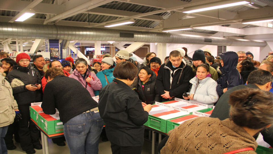 Der var pænt travlt ved bordene med poserne med udbetalingerne. Foto: Benny Kokholm Takana - så er der penge i kassen igen. Foto: Benny Kokholm Køkultur ved Brugseni i Nuuk søndag formiddag. Foto: Benny Kokholm Omkring 100 personer valgte at hæve ders dividende her til formiddag, hvor Brugseni slog dørene op præcist klokken 10. Foto: Benny Kokholm Der var pænt travlt ved bordene med poserne med udbetalingerne. Foto: Benny Kokholm Takana - så er der penge i kassen igen. Foto: Benny Kokholm Køkultur ved Brugseni i Nuuk søndag formiddag. Foto: Benny Kokholm Omkring 100 personer valgte at hæve ders dividende her til formiddag, hvor Brugseni slog dørene op præcist klokken 10. Foto: Benny Kokholm