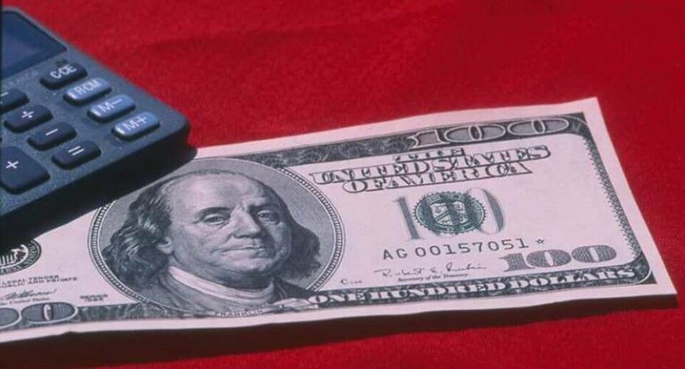 Flere husflidskunstnere fortæller om amerikansk valuta, de ikke kan få vekslet i den lokale bank, fordi sedlerne er misfarvede i kanten