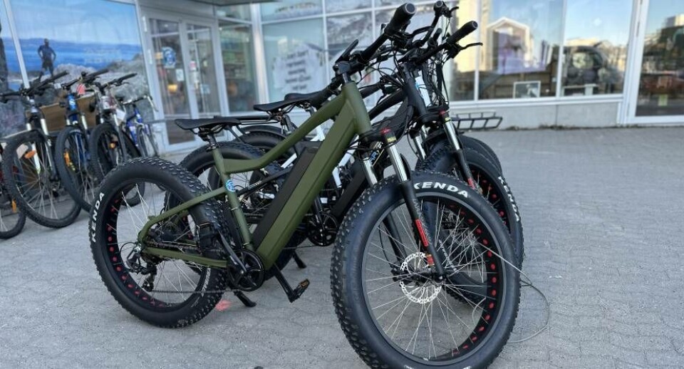 Elcykler har vundet indpas de senere år, men ifølge loven skal de leve op til samme krav som knallerter. Det ønsker Naalakkersuisut ændret. (Arkivfoto)