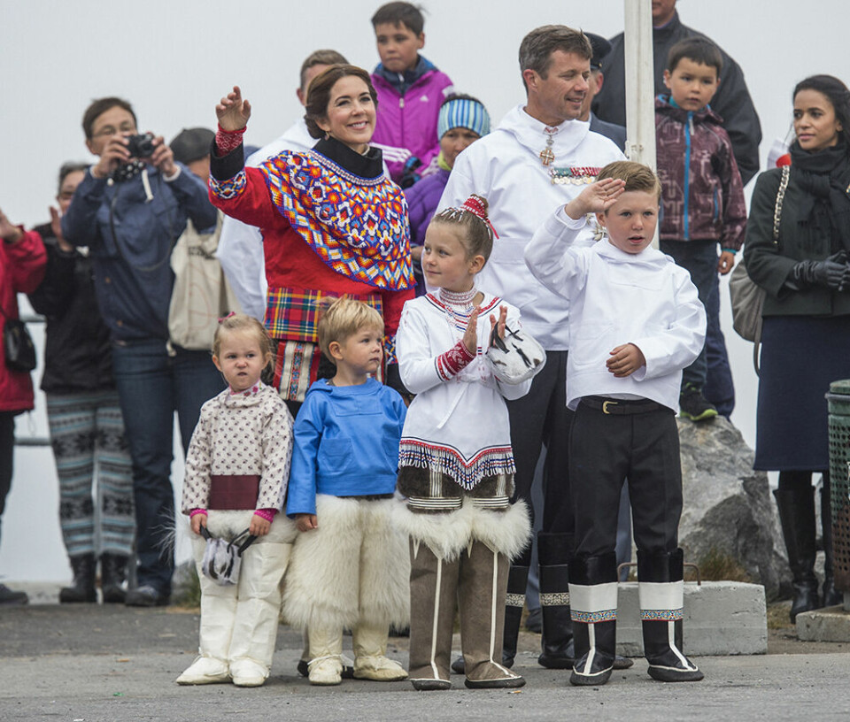 Kronprinsfamilien i Nuuk, Kolonihavnen, familien i nationaldragter, Christian gør honnør