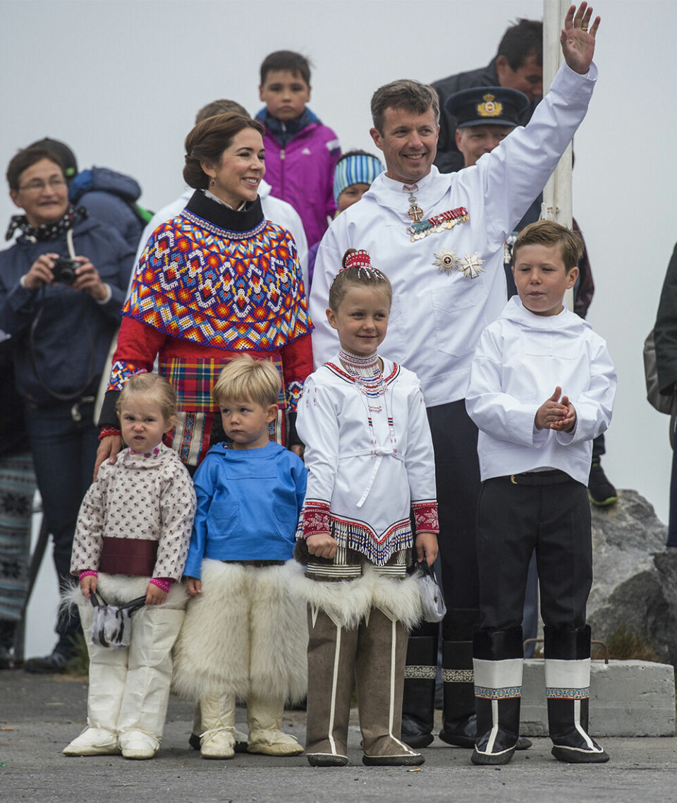 Kronprinsfamilien i Nuuk, nationaldragter, far og mor og fire børn
