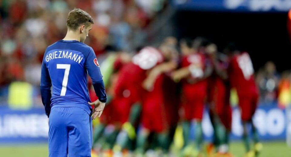 Frankrigs Antoine Griezmann ser til, mens Portugal fejrer sejren