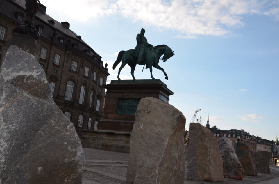 Bornholmsk granit skal sikre, at der ikke kan køre biler tæt på Christiansborg. Foto: Rosa Thorsen, Arktis Media