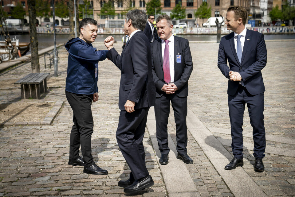 Den amerikanske udenrigsminister Antony Blinken hilser her på Pele Broberg, mens Færøernes udenrigs- og kulturminister, Jenis av Rana, og den danske udenrigsminister Jeppe Kofod ser til.